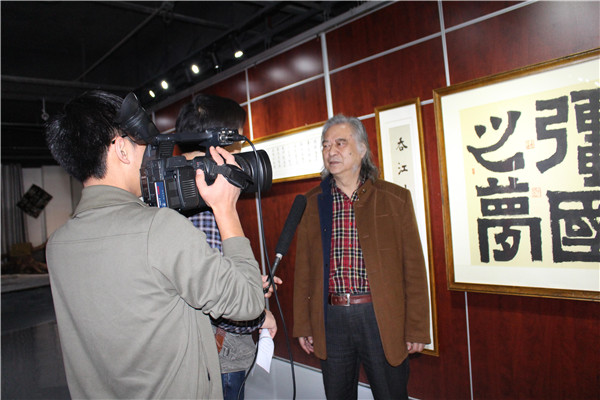 图为媒体现场专访著名书法家孔可立先生